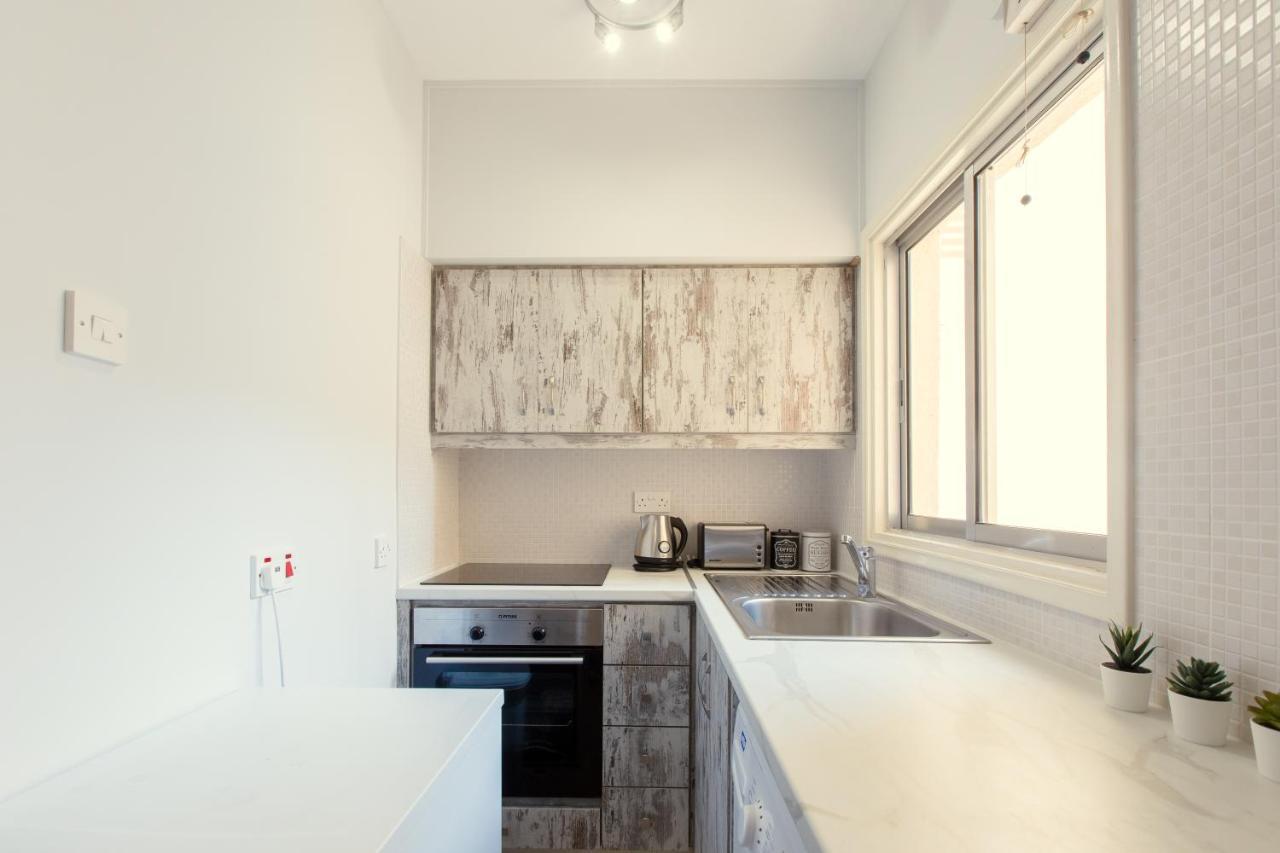 Furnished Seafront Studio Ларнака Экстерьер фото