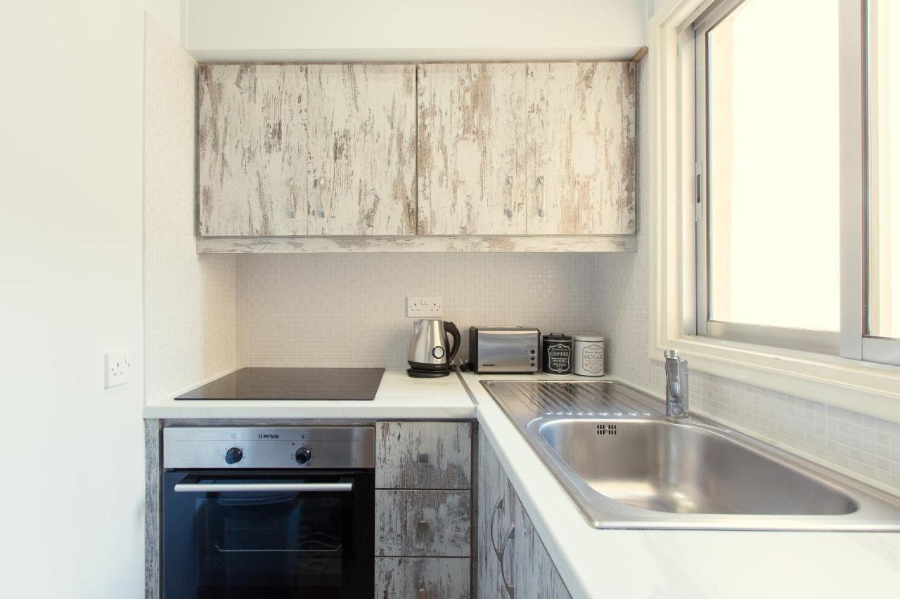 Furnished Seafront Studio Ларнака Экстерьер фото